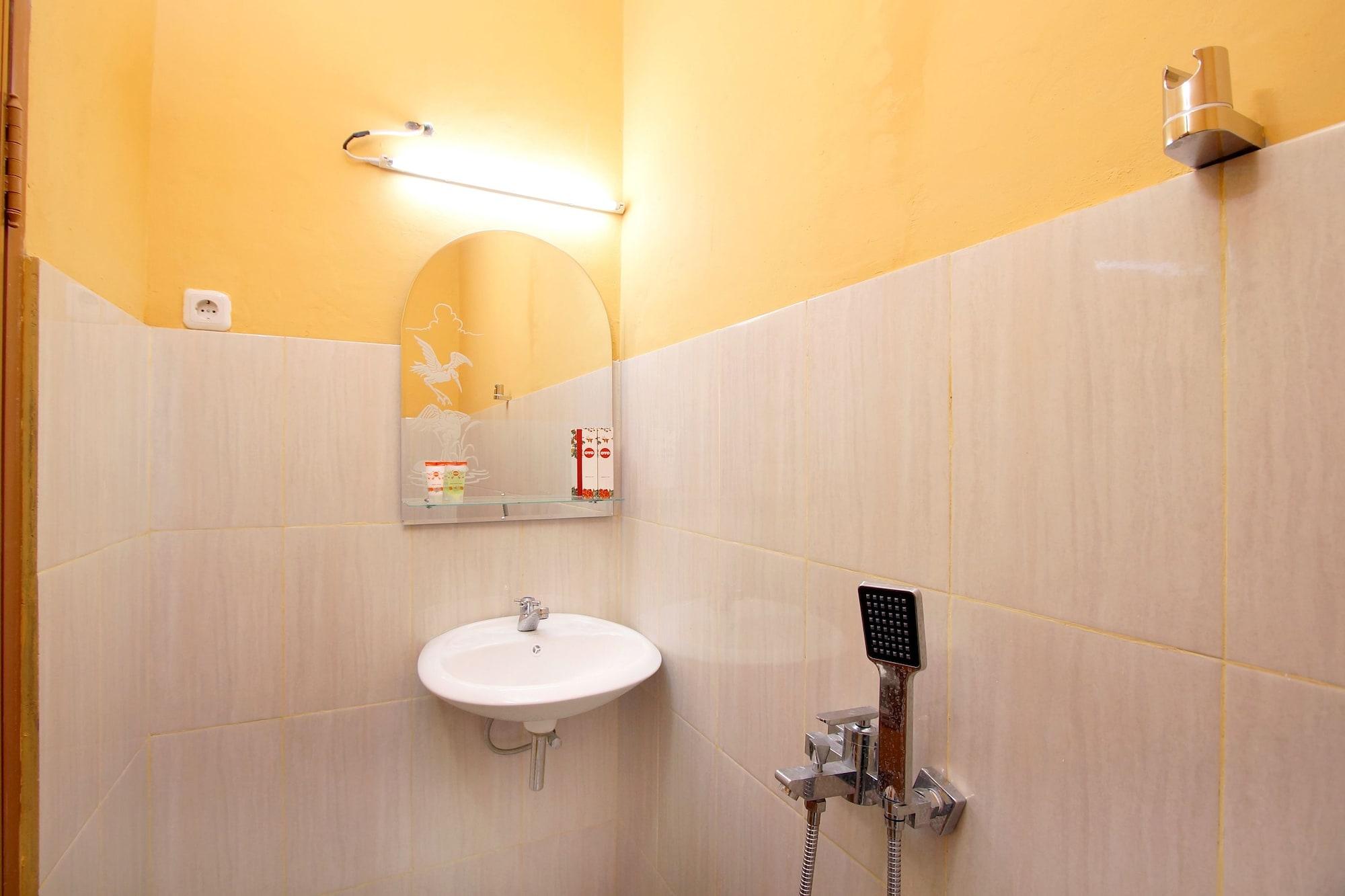 Oyo 347 Bayang Brothers Guest House Maguwo Exterior photo