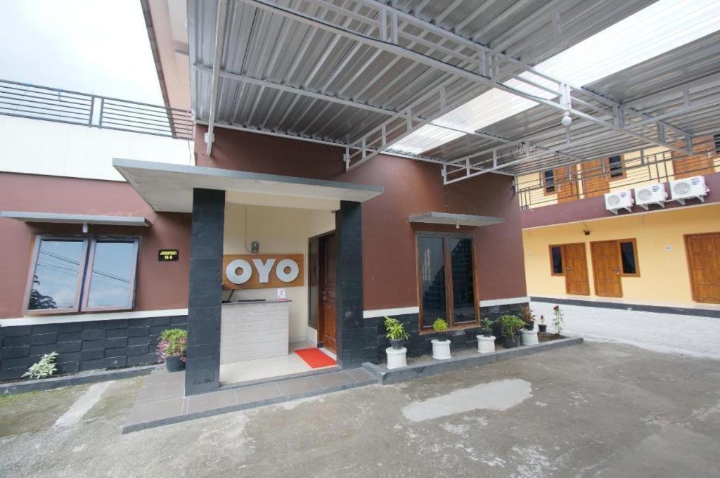 Oyo 347 Bayang Brothers Guest House Maguwo Exterior photo